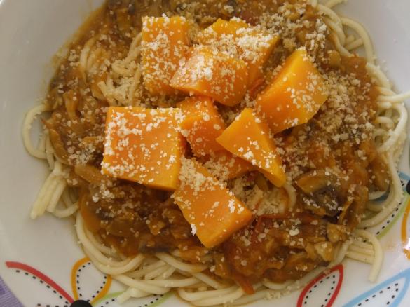 Abóbora com molho de tomate e amêndoa