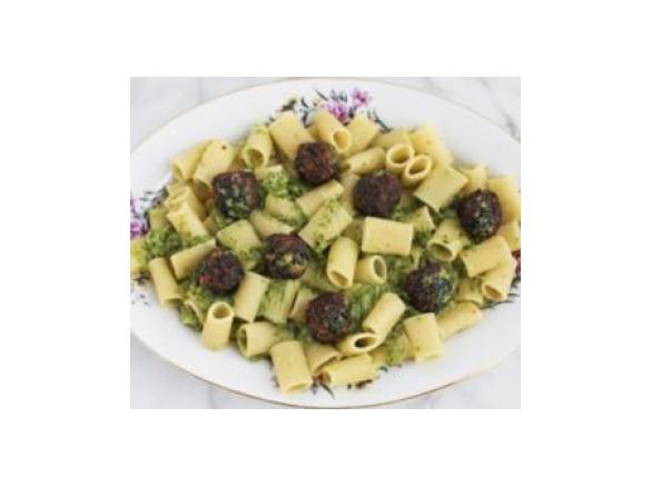 Rigatoni com Almôndegas de Espinafres e Molho de Courgette