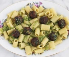 Rigatoni com Almôndegas de Espinafres e Molho de Courgette