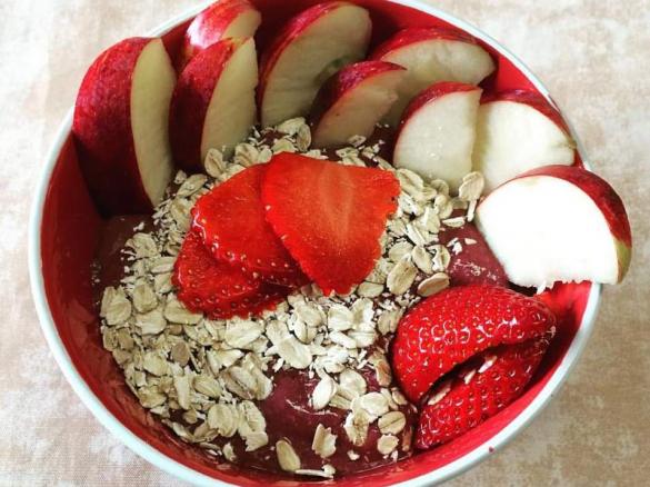 Açaí na tigela com aveia, morangos e maçã