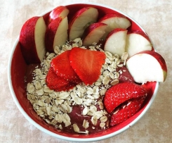 Açaí na tigela com aveia, morangos e maçã