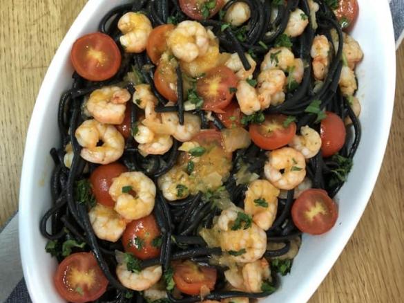 Linguine preto com camarão e tomate-cereja