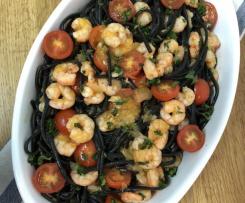 Linguine preto com camarão e tomate-cereja