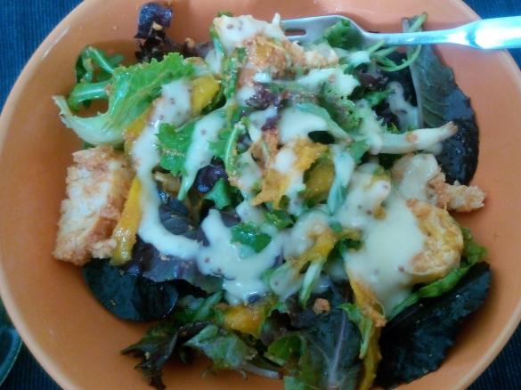 Salada de lagosta fingida com manga e maionese de lima