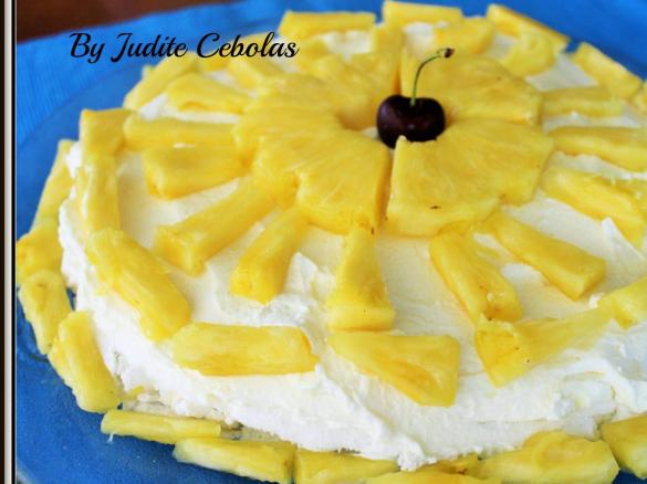 Pavlova com chantily de ananás