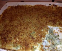 Gratinado de Alheira com broa em cama de espinafres e batata palha