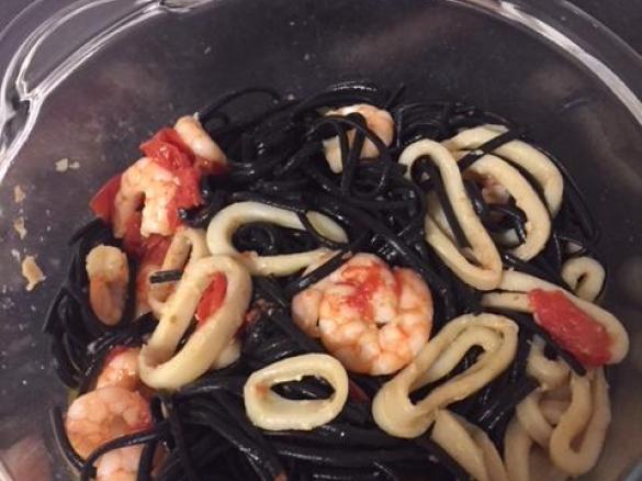 Linguini preto com lulas e camarao