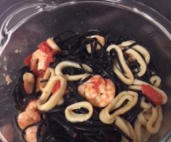 Linguini preto com lulas e camarao