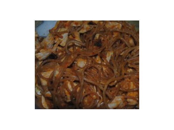 Carne guisada com esparguete