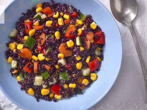 Salada de arroz preto