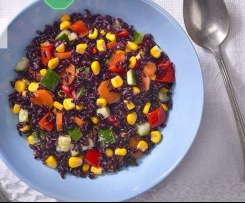 Salada de arroz preto