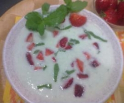 Sopa fria com pepino e morango