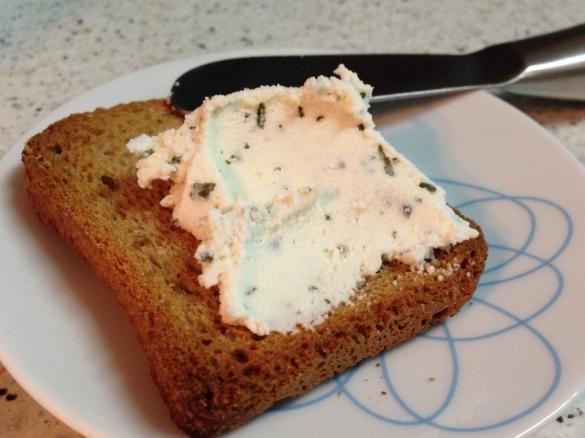 Requeijão para barrar com alho e ervas