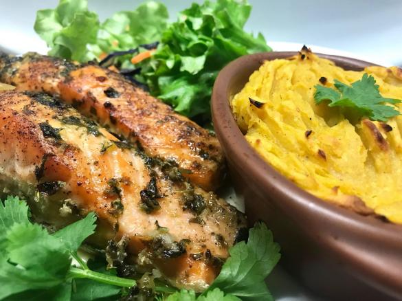 Lombinhos de salmão no forno com pure de batata doce