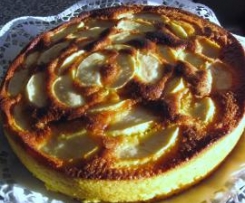 Bolo de baunilha com cobertura de maçã