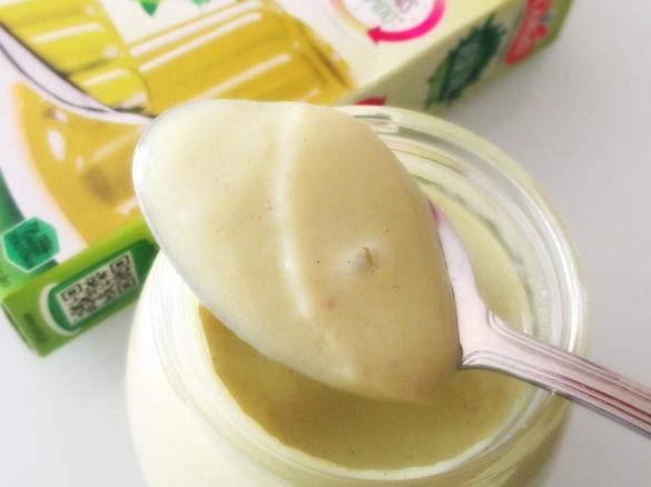 Iogurte com gelatina de chá verde e limão