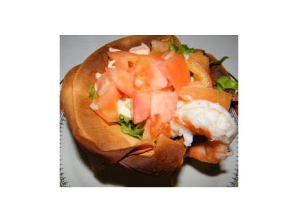 Cocktail de camarão em cesta de massa filó