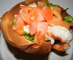 Cocktail de camarão em cesta de massa filó