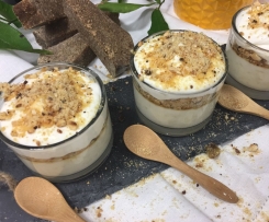 Risotto doce de vinho do Porto branco com praliné e broa de Avintes acompanhado de natas