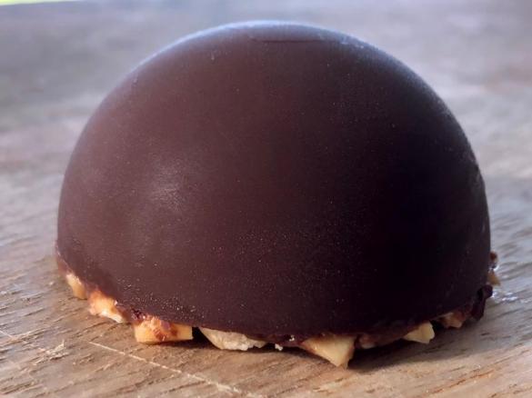 Meias esferas de chocolate e avelã