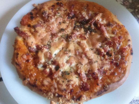 Pizza com bacon e chouriço