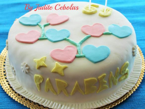 Bolo de aniversário (sabor a baunilha e recheado de ganache)