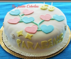 Bolo de aniversário (sabor a baunilha e recheado de ganache)