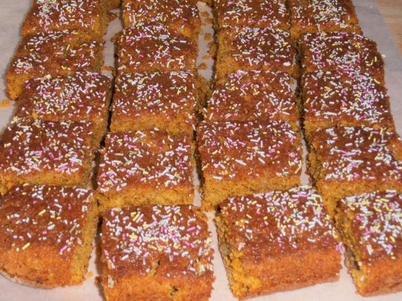 Bolo de Cenoura, Canela e Gengibre com Nozes e Molho de Chocolate Branco