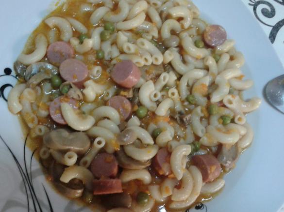 MACARRONETE DE SALSICHAS E COGUMELOS