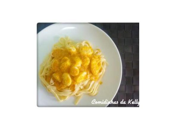 Fettuccine de pérolas do mar com molho mostarda