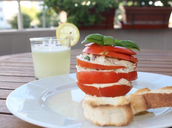 Tomate em camadas recheado com atum e ovo