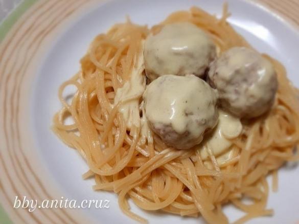 Almôndegas de Perú com molho de natas e massa na varoma