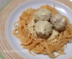 Almôndegas de Perú com molho de natas e massa na varoma