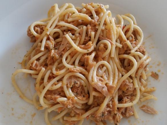 Esparguete com atum e coentros