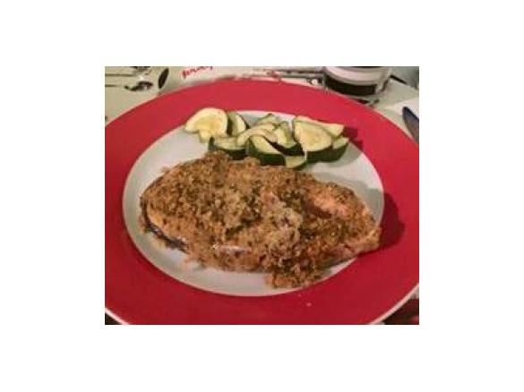 salmão com crosta de broa e ervas aromáticas