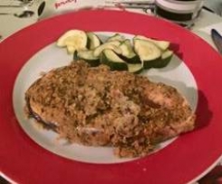 salmão com crosta de broa e ervas aromáticas