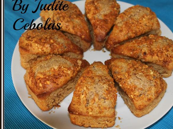 Bolo fofo com cobertura  praliné de amendoim