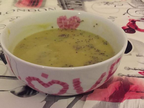 Creme de legumes com couve lombarda e sementes de chia