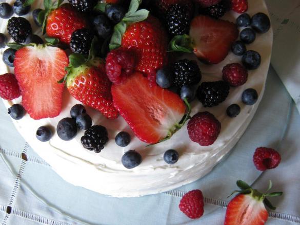 Bolo de chocolate com cerveja preta e frutos silvestres