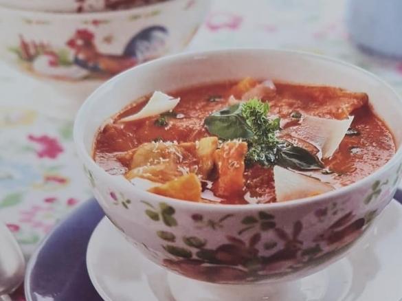 Tortellini em sopa de tomate e pesto