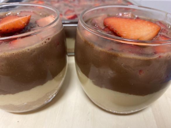 Doce de leite condensado, morangos e chocolate da Ticha
