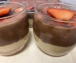 Doce de leite condensado, morangos e chocolate da Ticha