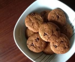 Bolachas de manteiga de amendoim e pepitas de chocolate