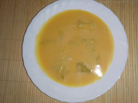 Sopa de grão com chuchu e couve de repolho