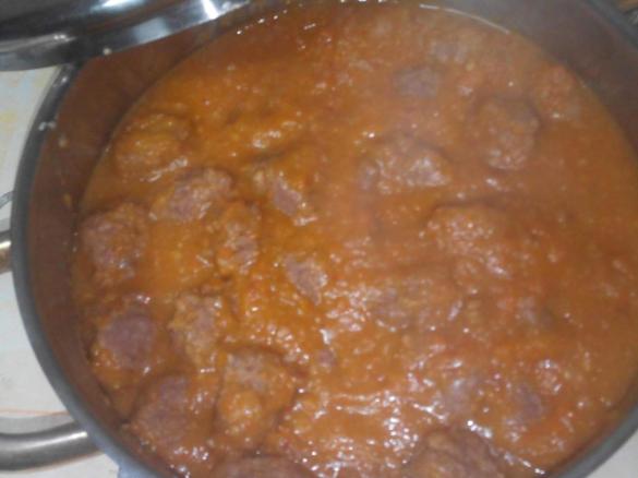 Almôndegas com molho de tomate e cenoura 