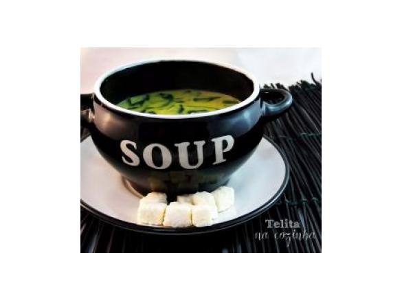 sopa de espinafres e côco com especiarias