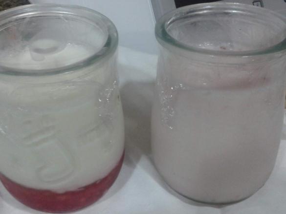 iogurtes de framboesa e de morango