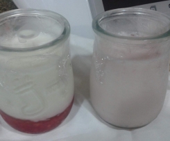iogurtes de framboesa e de morango