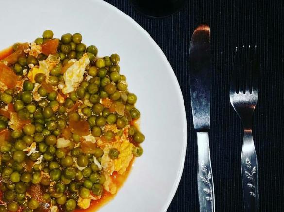 ERVILHAS COM OVOS ESCALFADOS