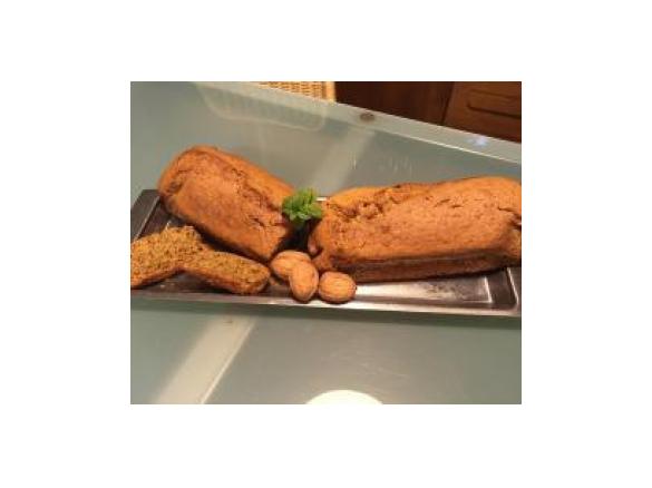 Bolo de cenoura com nozes e canela